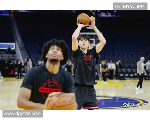 开拓者队夏普35分逆转胜，小杨暖心举动彰显团队团结